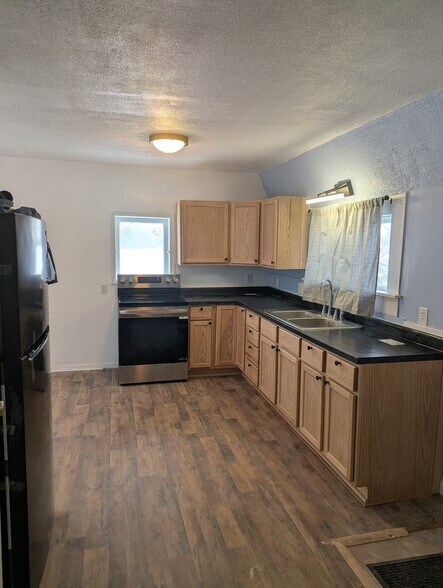 Building Photo - 64 E Maple