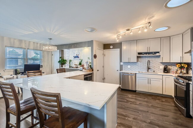 Building Photo - 7536 W 59th St