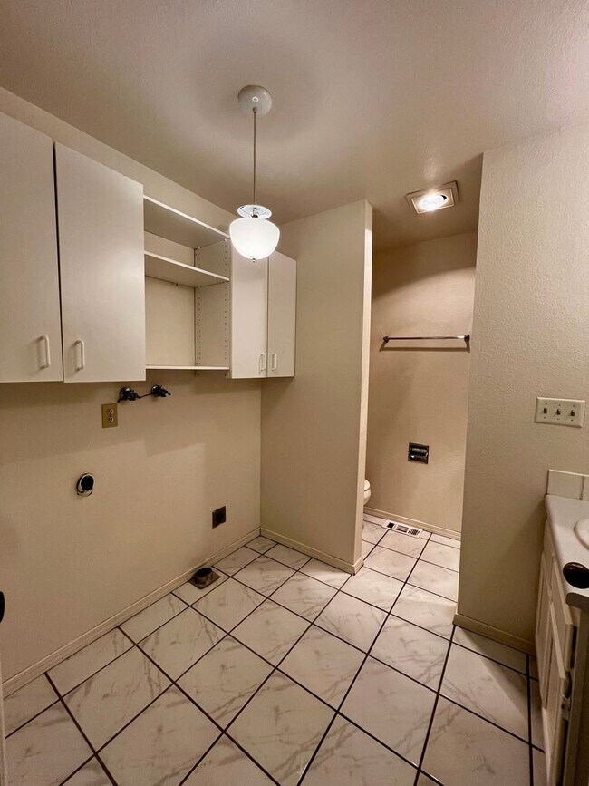 Building Photo - e4903