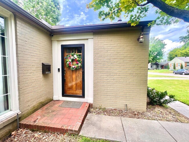 Building Photo - Move-in Ready Brookside Bungalow!