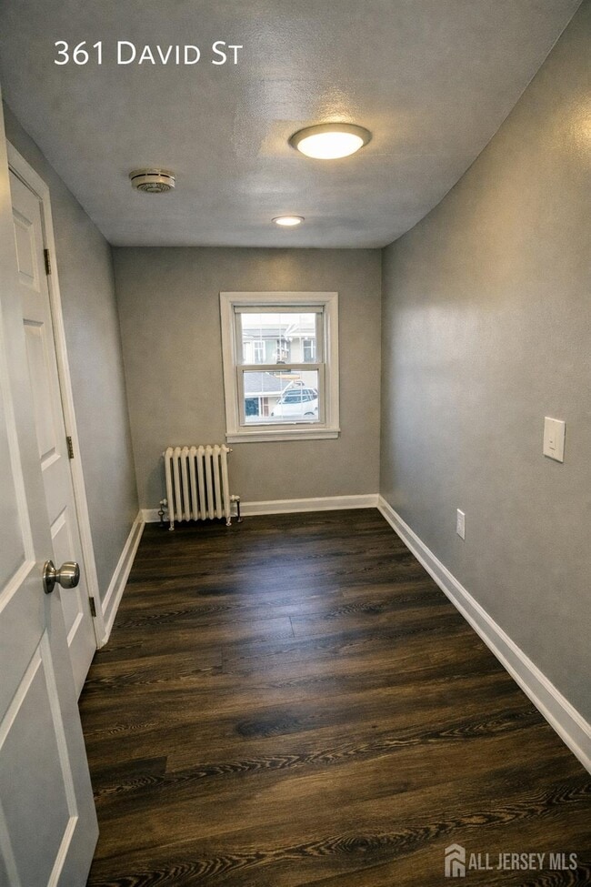 Building Photo - 361 David St