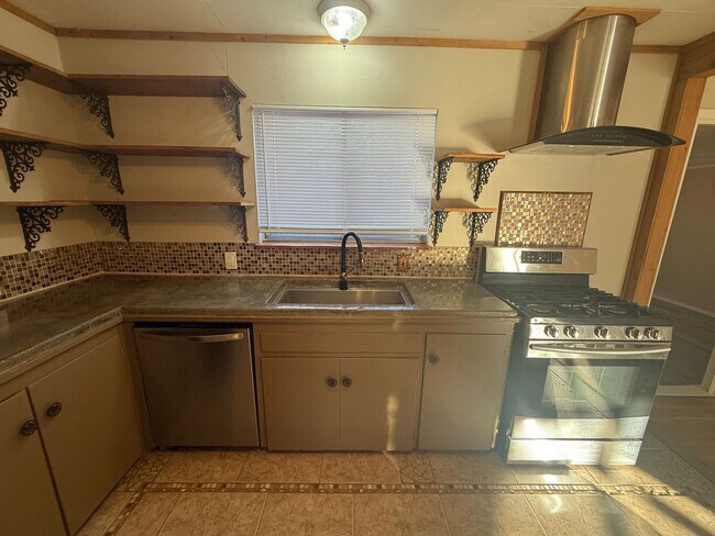 Building Photo - Charming 3-Bedroom Home in Convenient Tulsa Location