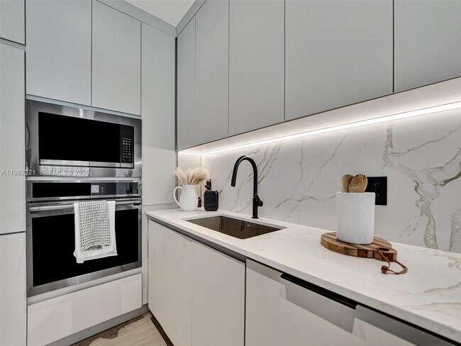 Building Photo - 2066 NE 174th St