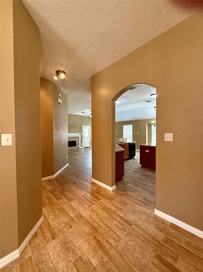 Building Photo - 10022 Driftwood Park Dr