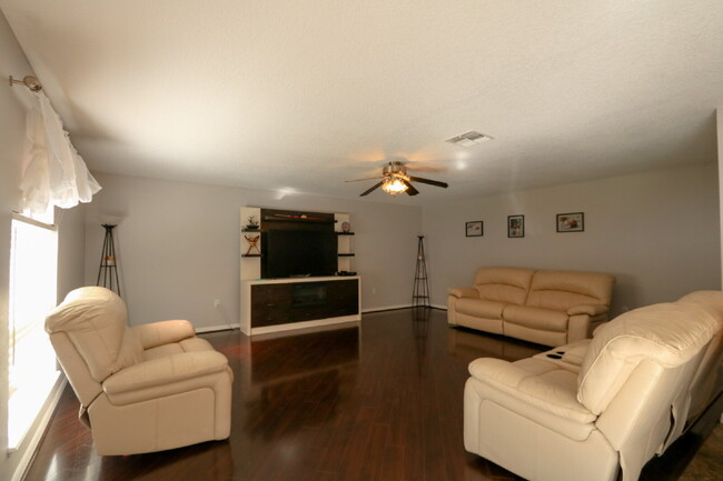 Building Photo - Beautiful  3000 sq ft two story home with ...