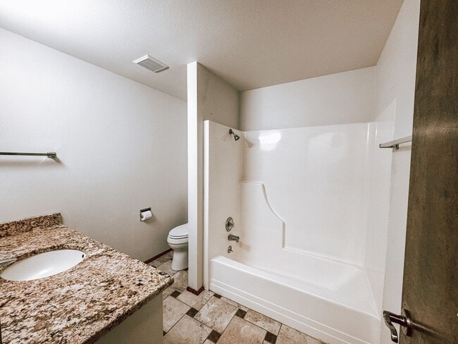 Building Photo - Elaborate 4 Bedroom 3 Bathroom Retreat in ...