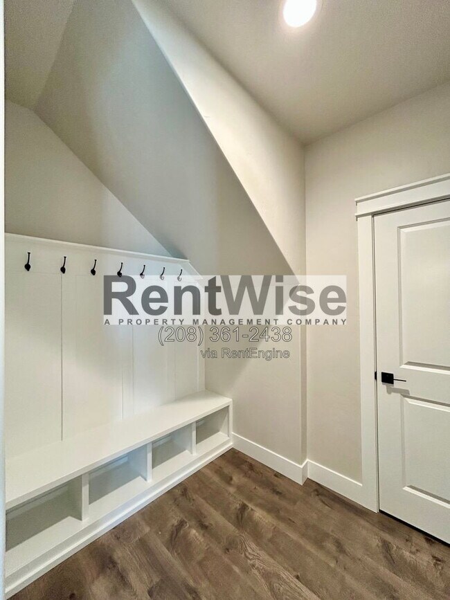 Building Photo - 5690 N Jumplist Ave