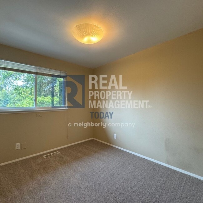 Building Photo - Rare 4 Bedroom Plus 4 Bathroom Home!