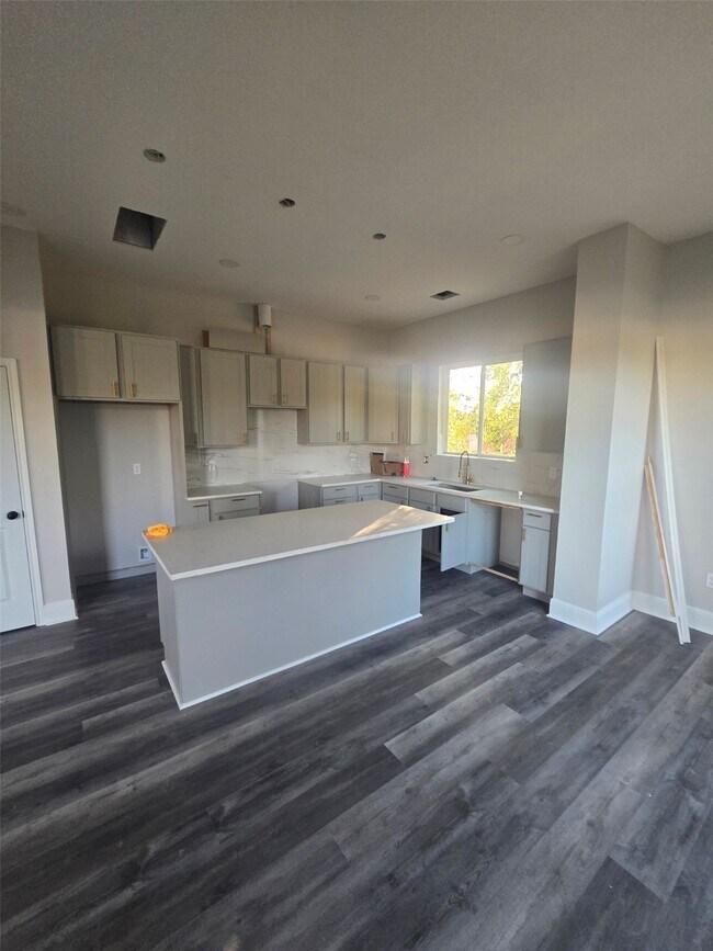 Building Photo - 2207 Des Chaumes St