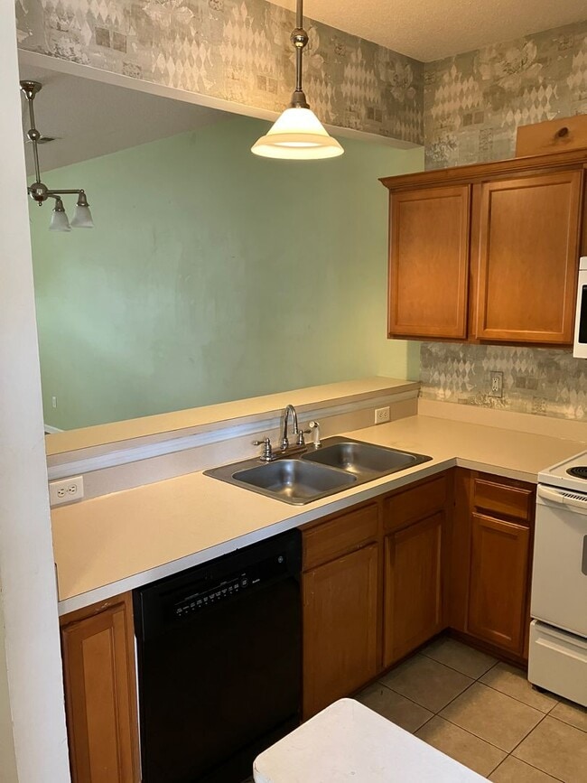 Building Photo - 2 bed, 2.5  bath townhome in Towne Meadows...