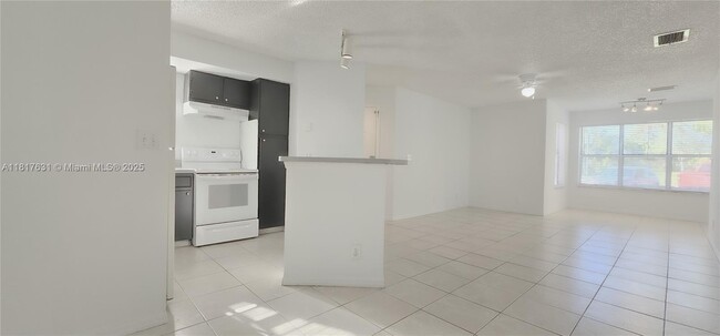 Primary Photo - 3380 Pinewalk Dr N