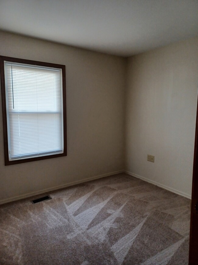 Building Photo - 557 Eagle Dr