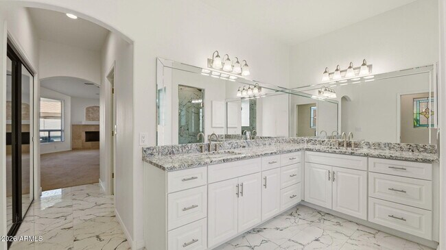 Building Photo - 8638 E Dahlia Dr