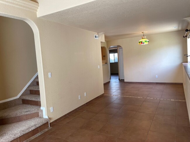 Building Photo - Spacious & Unique 3BD/2BA Townhome w/ Gara...