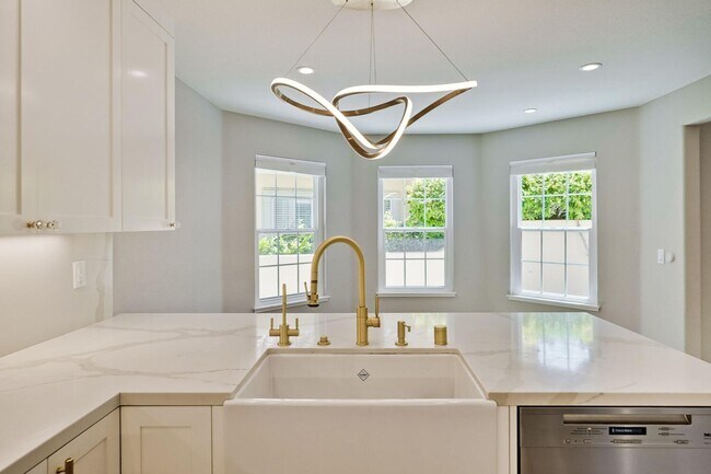 Building Photo - Beautiful and spacious 3 bedroom 2.5 bath ...