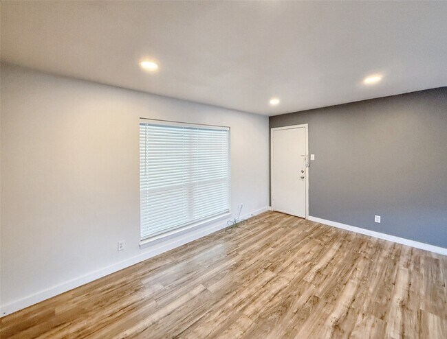 Building Photo - 4811 Live Oak St