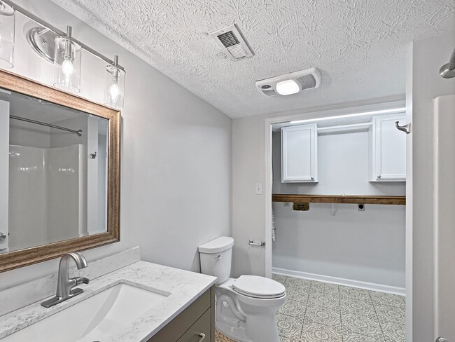 Building Photo - Fantastic 2BR / 2BA condo in prime West Kn...