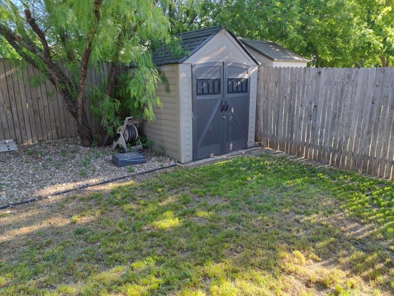 Building Photo - 528 S Brook Dr