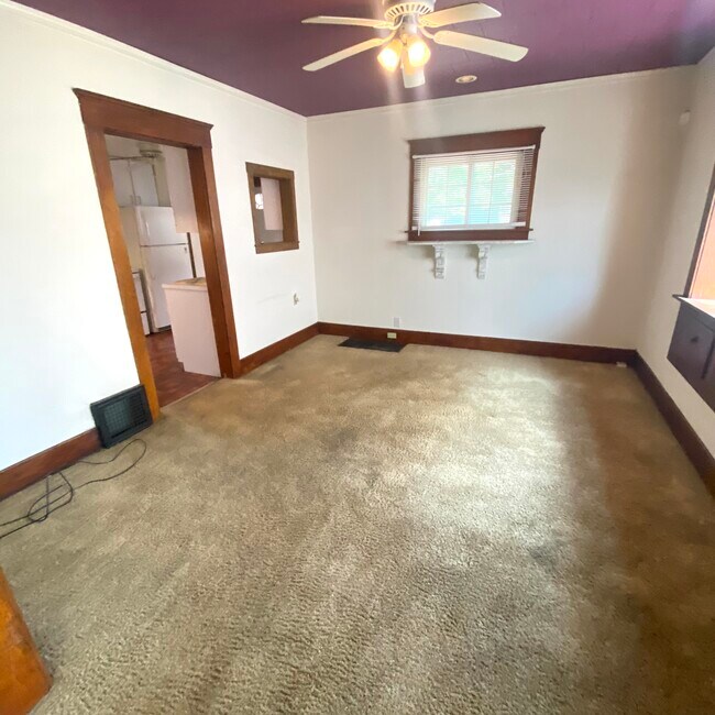 Building Photo - 1706 W Saginaw St