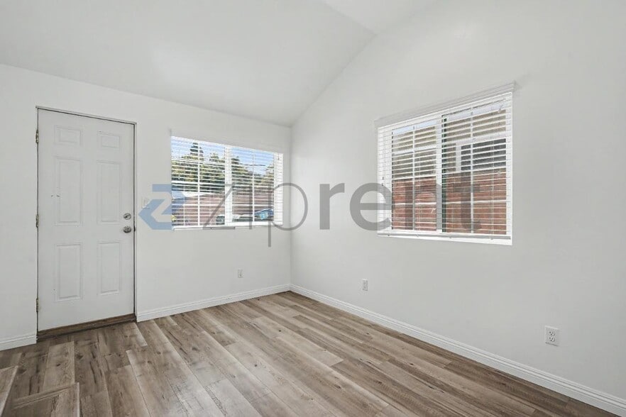 Building Photo - Unit