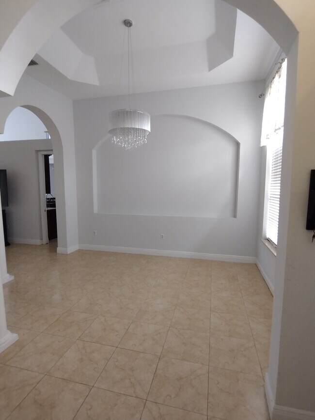 Building Photo - 5011 Pinecreek Pl