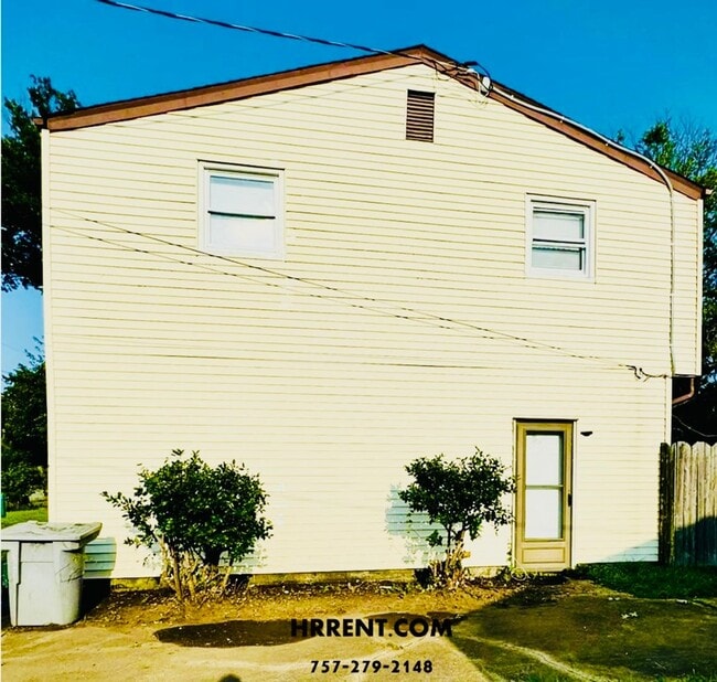Building Photo - Amazing 6 Bedroom 3 Bathroom Two Story Hom...
