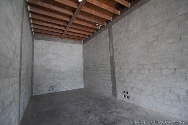 Building Photo - 1650 NE 44th St