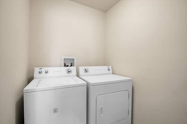Building Photo - 4932 Montauk Dr