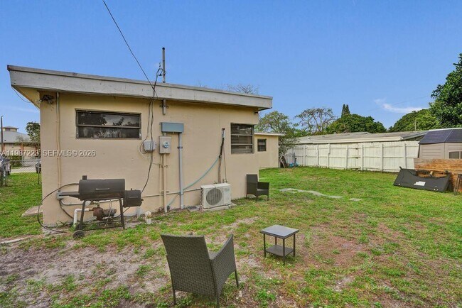 Building Photo - 3500 SW 37th St