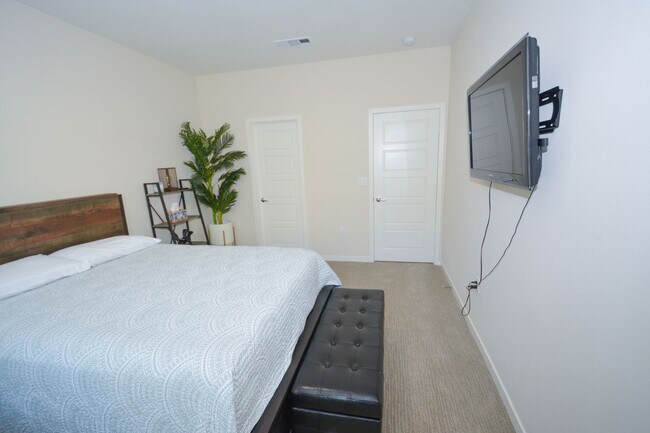 Building Photo - 3BED/4BATH Townhome in Oxnard