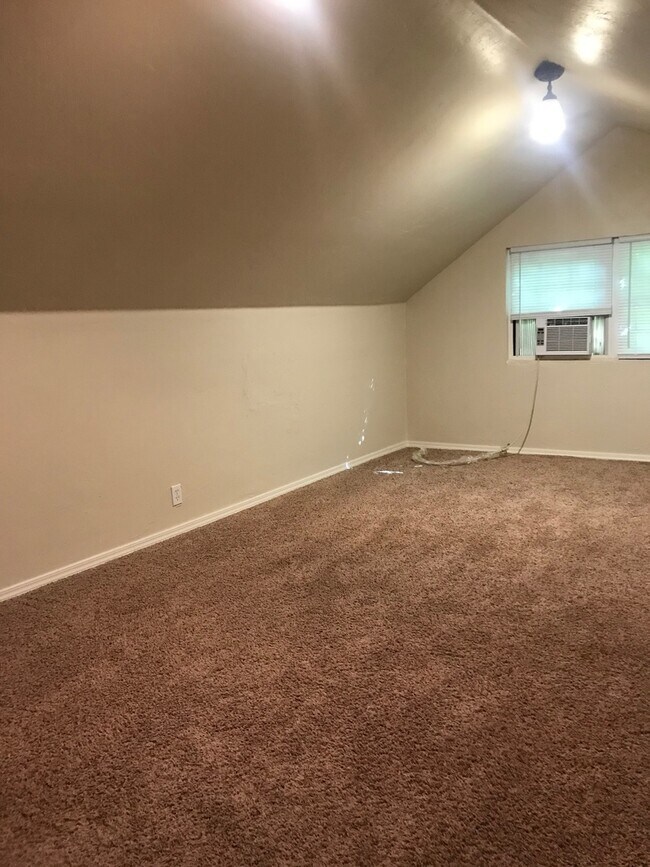 Building Photo - Wonderful 4 Bed, 2.5 bath, Two Car Garage ...