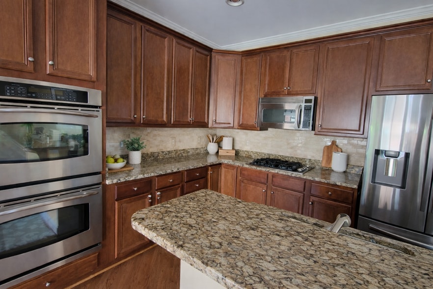 Granite countertops and stainless steel appliances - 222 Herndon Station Sq