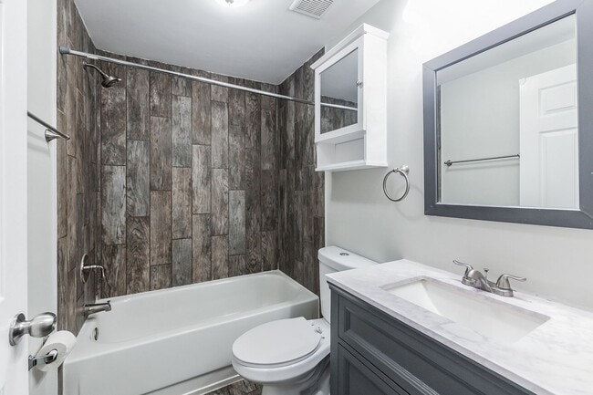 Building Photo - 3 bedroom 2.5 bathroom townhome for rent