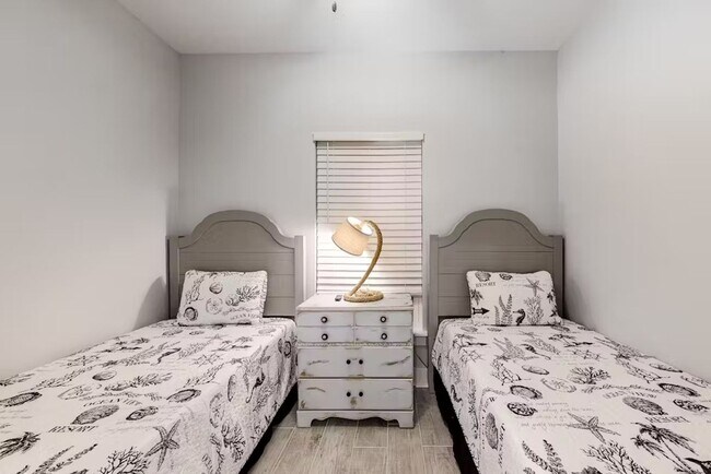 Building Photo - 3 bed 2 Bath Panama City Beach House