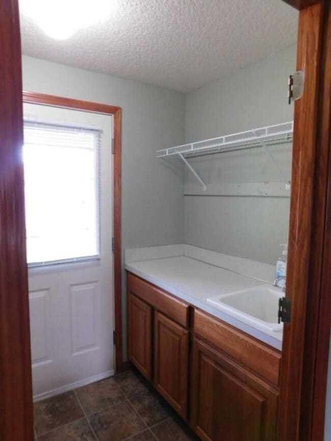 Building Photo - 2Bd/1.5Ba Single Story House - Available t...