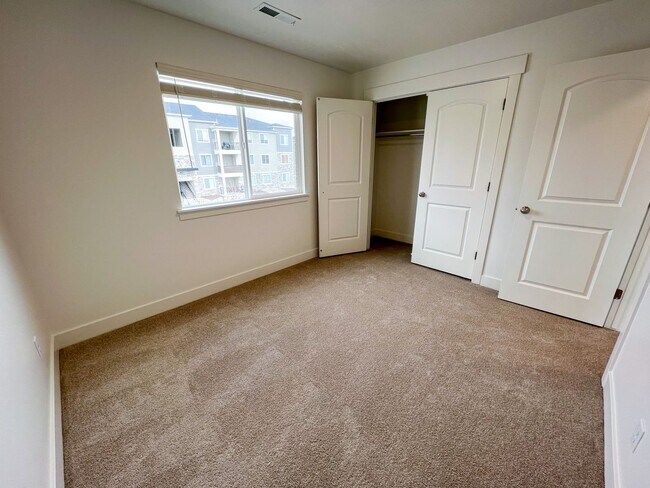 Building Photo - New Townhome