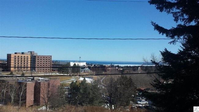 Building Photo - Duluth, MN - 4 bedroom - 2 bathroom