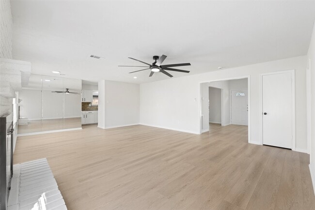 Building Photo - 16615 Glamis Ln