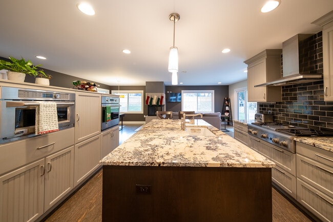 Building Photo - 9513 Briar Cir