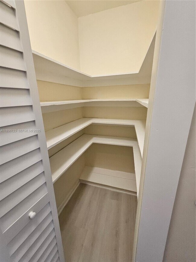 Building Photo - 834 Raymond St