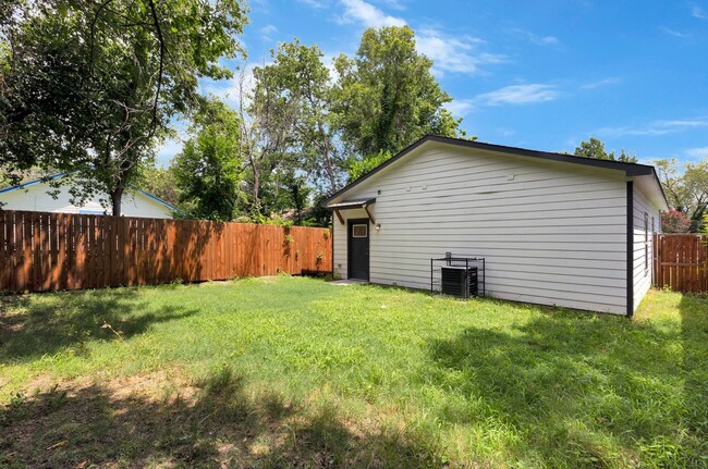 Building Photo - No carpet! Big privacy yard