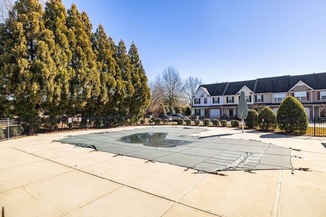 Building Photo - 3 Bedroom, 2 1/2 Bathroom End Unit Townhome in Greensboro