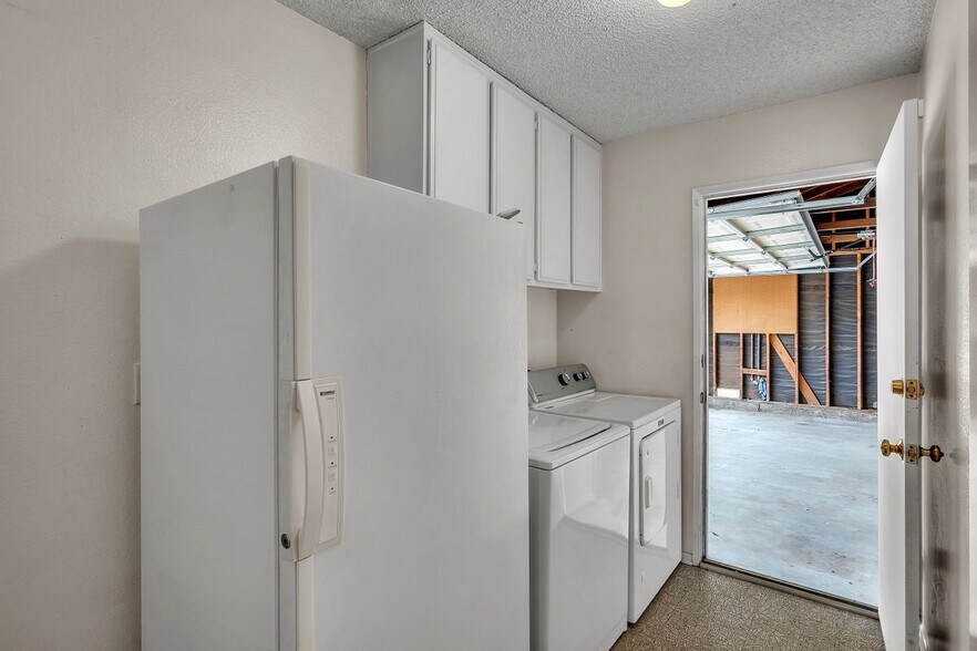 Building Photo - 3825 Skycrest Dr