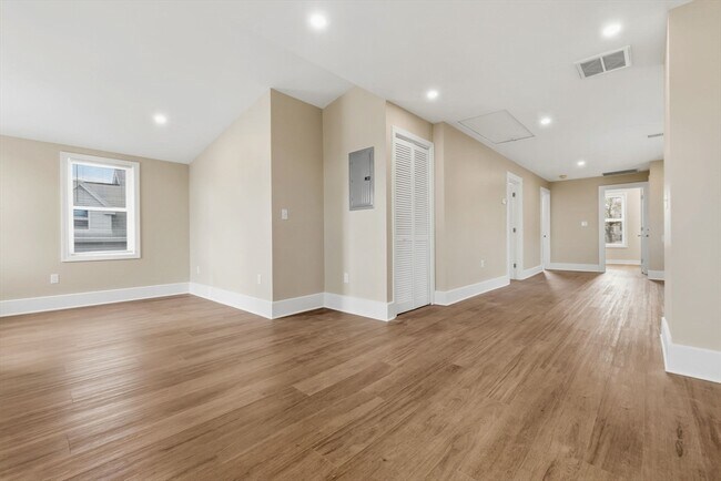 Building Photo - 142 Elliott St