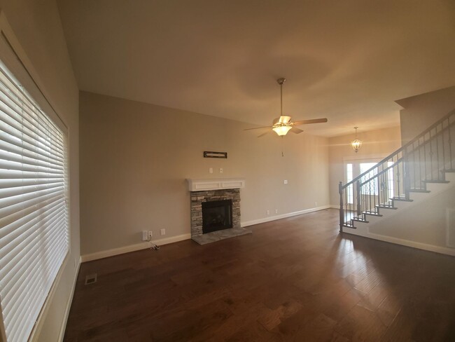 Building Photo - $2100 Executive 3 Bed 2.5 Bath with Bonus ...