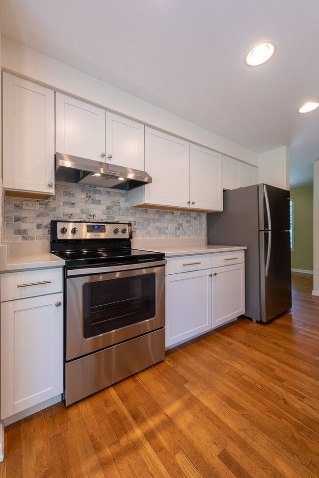 Building Photo - Peaceful neighborhood setting within walki...