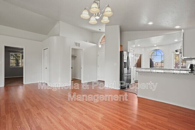 Building Photo - 979 Peregrine Dr