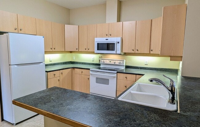Building Photo - North Lynnwood 3 Bedroom Condo - Corner Unit