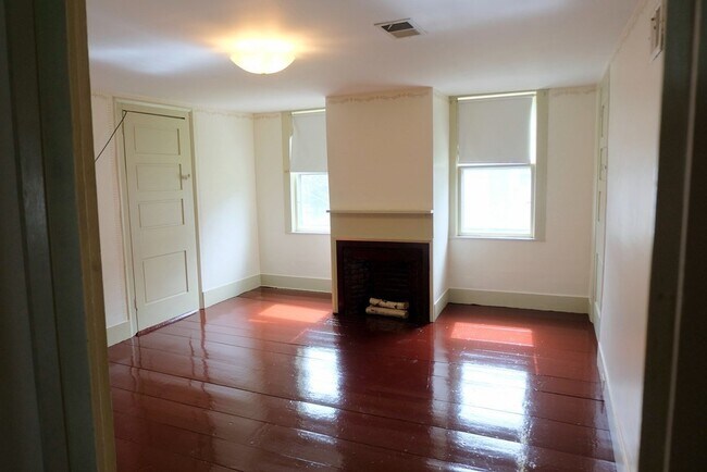 Building Photo - 200 Pleasant St