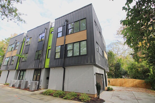 Building Photo - Move-in Ready Modern Townhome!!